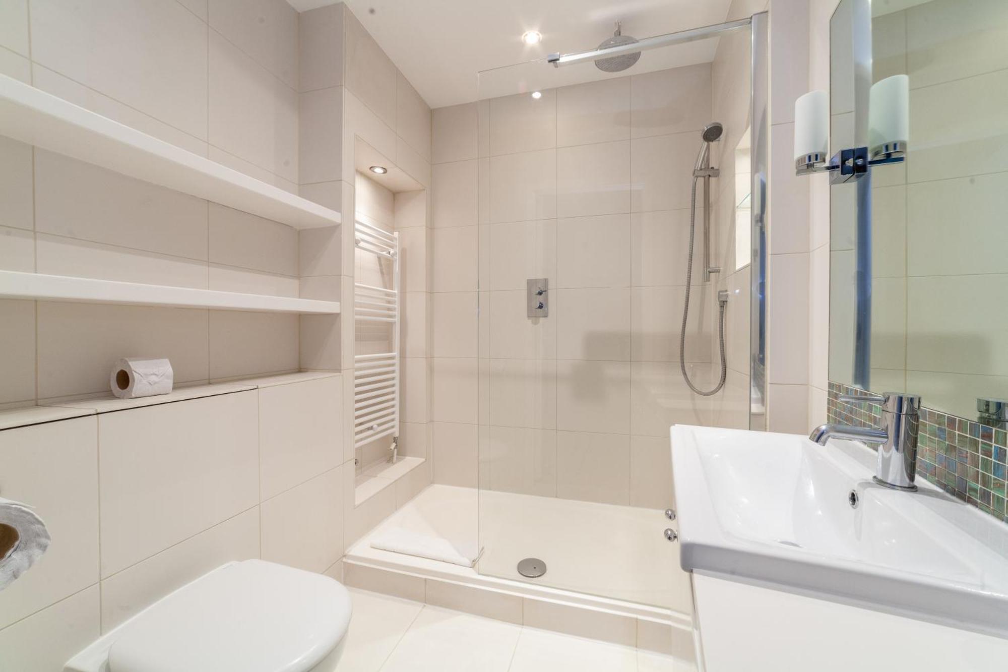 Elegance & Chic Design - 2-Bedroom Haven Лондон Екстериор снимка